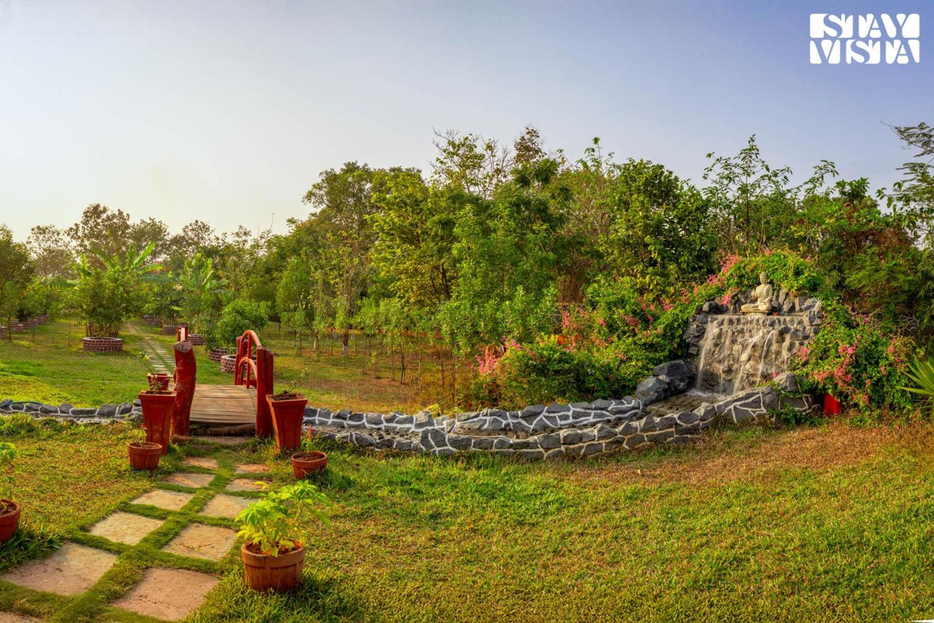 Stayvista'S Hillside Meadows - Mountainside Retreat With Farm View, Pool & Deck, Lawn & Gazebo Chinchavli Luaran gambar